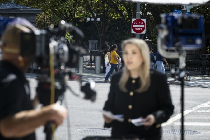Major TV networks stand with CNN, decline to replace its White House pool crew