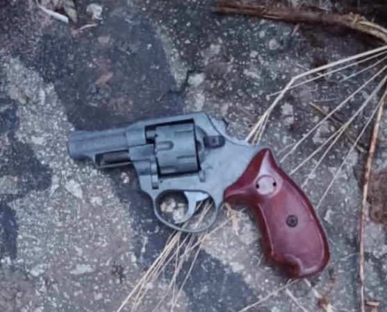 Police nab two suspects, recover six-round English-made pistol