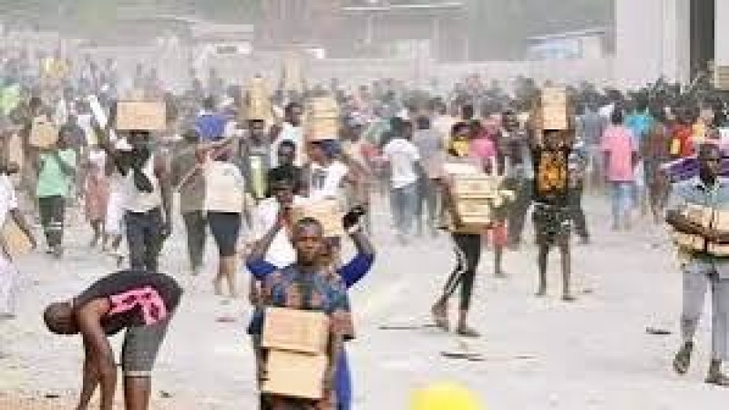Osogbo residents loot food warehouse amid gunshots