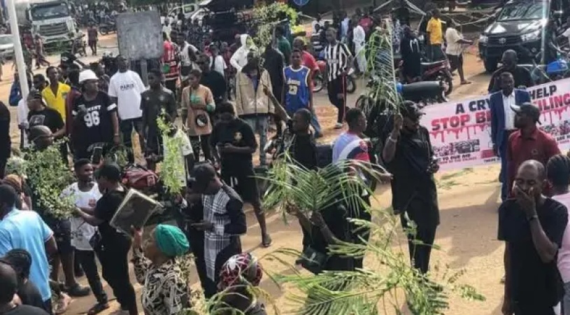 Protest in Benue as gunmen kidnap 18 mourners