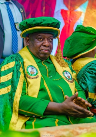Staff, students resist police attempt to arrest FUOYE VC