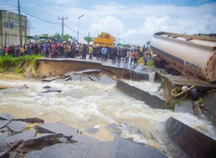 Commuters stranded as floods cut off Agbarho/Ughelli road