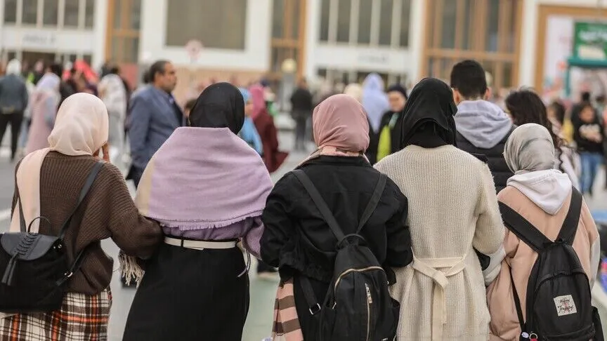 Italy approves school decree banning burqa, capping foreign pupils