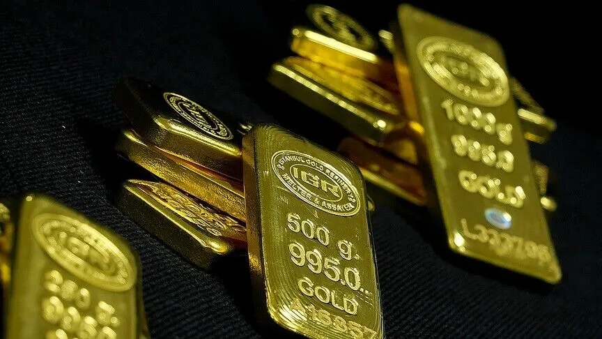 Gold prices fall below $4,300 on possible rate hike concerns