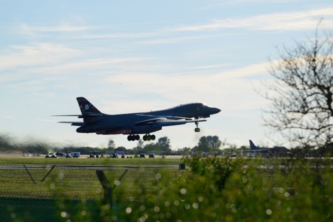US removes all Air Force bombers from UK base following new threat