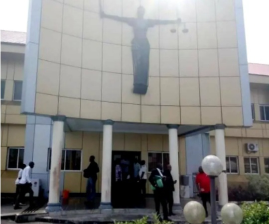Murder suspect dies in court while awaiting judgment