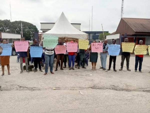 Port Harcourt Refinery’s support staff protest unpaid salaries, threaten shutdown