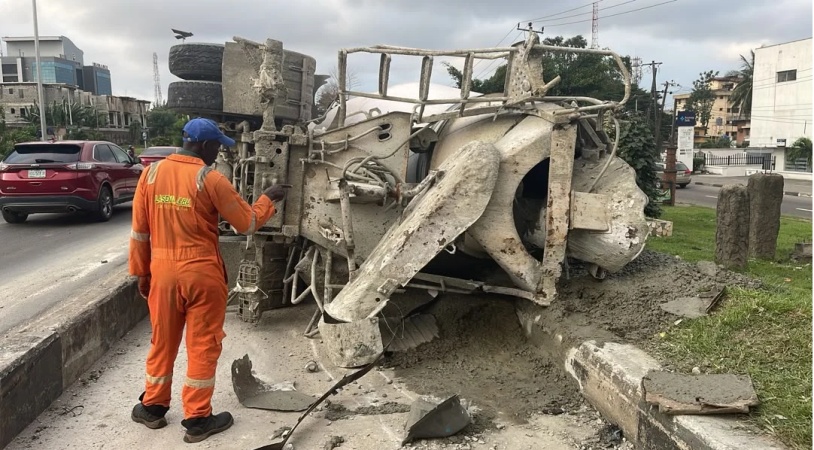 Land Rover catches fire after overturning on Third Mainland Bridge
