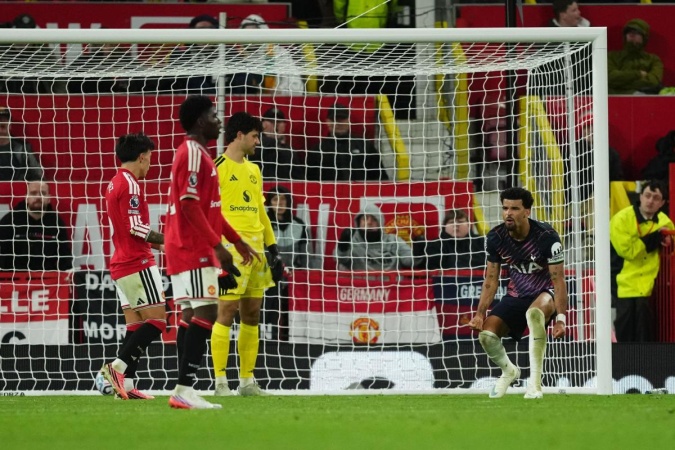 Late Solanke strike salvages 10-man Spurs draw at Man Utd