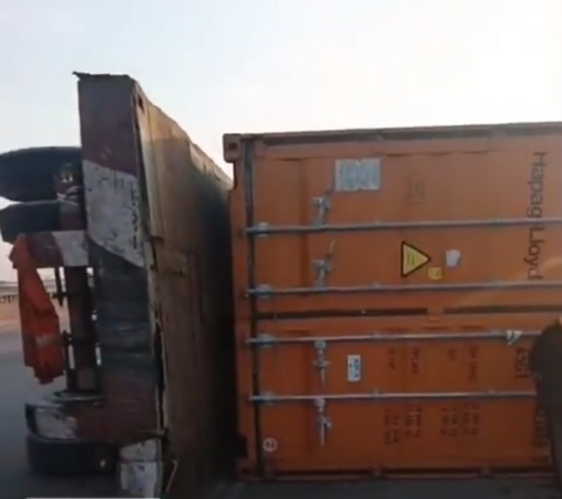 18-tyre truck overturns on Kara Bridge, obstructs traffic flow