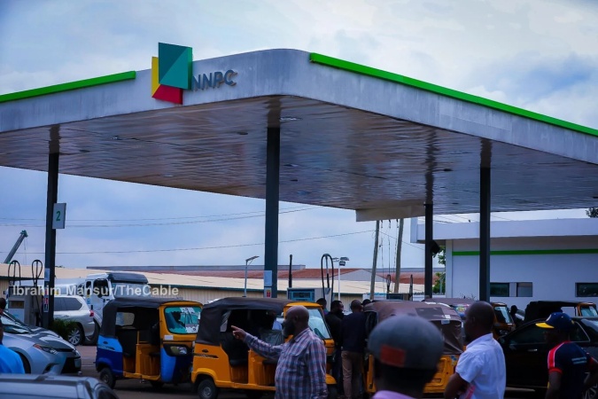 Marketers reject FG’s plan to cap petrol price