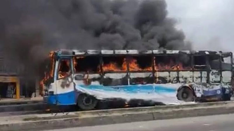 Lagos mob burns BRT bus after fatal Ikorodu crash