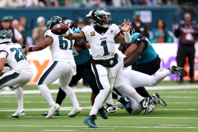 NFL defends Eagles medical staff after Jalen Hurts played in London game with blood clot