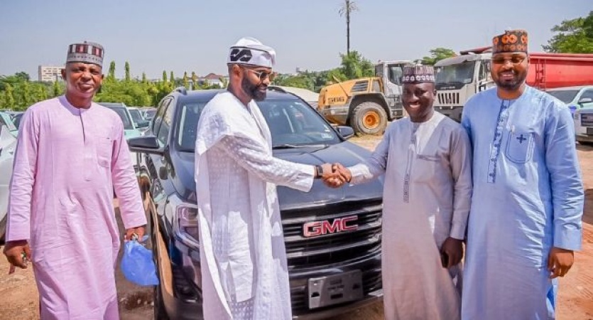 Matawalle gifts vehicles to eight suspended Zamfara APC lawmakers