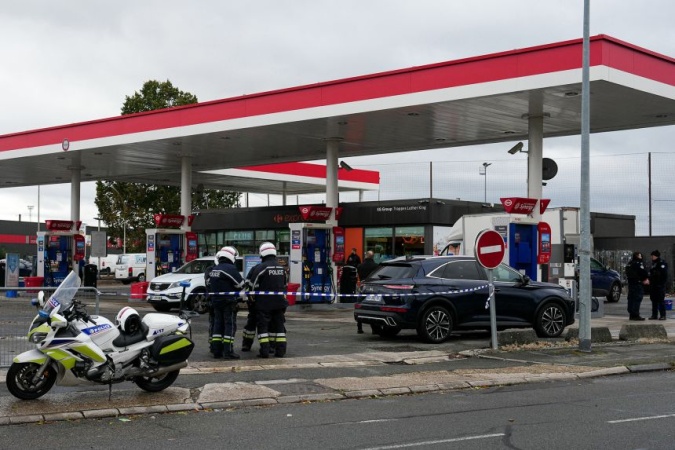 One killed, four injured in drive-by shooting near Paris
