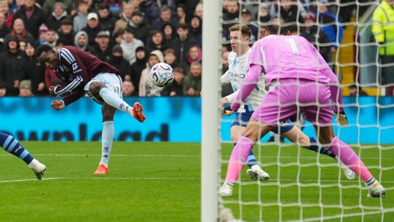 Jackson double for Villa ends Man City's 100% start