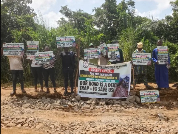 Youths protest delayed reconstruction of deplorable Ogun road
