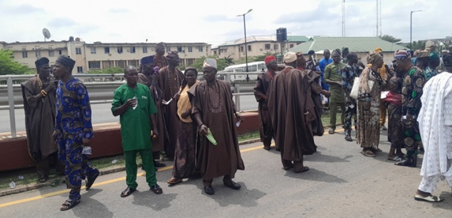 Protest, petition as residents kick against Makinde’s elevation of Baale to beaded crown Oba in Ago-Are