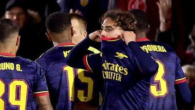 Arsenal to appeal against Dowman red card