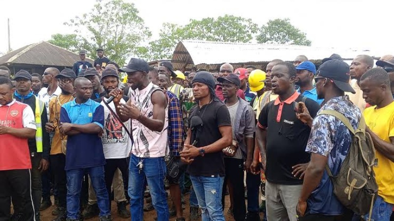 Coastal Highway: Female workers protest lack of restrooms, unpaid entitlements