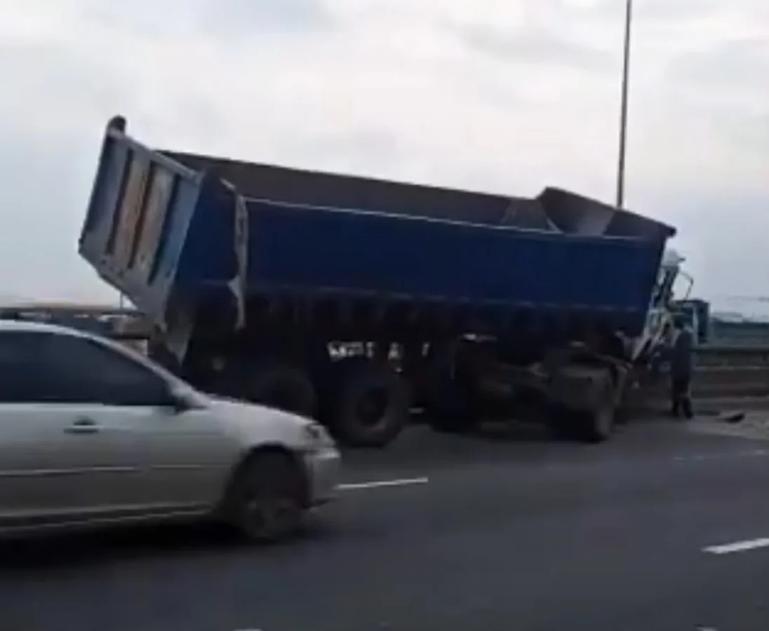 Tipper dangles off Kara Bridge on Lagos-Ibadan Expressway