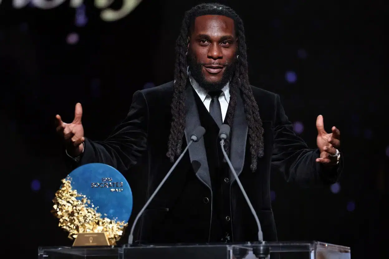 Moment Burna Boy presented Socrates Award to Arsenal’s Saka