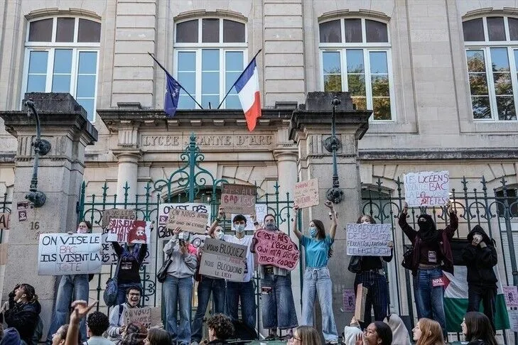 French students continue school blockades ahead of talks with government officials
