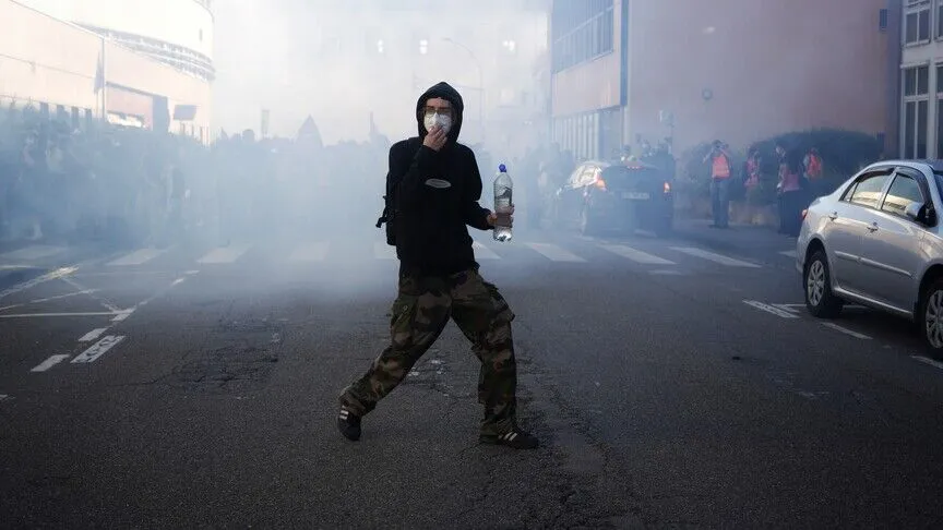 Over 1,000 injured since start of French high school protests, 30,000 students unable to attend classes