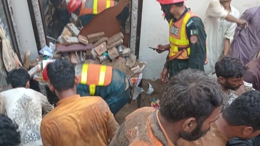 28 killed in school roof collapse in northwestern Pakistan