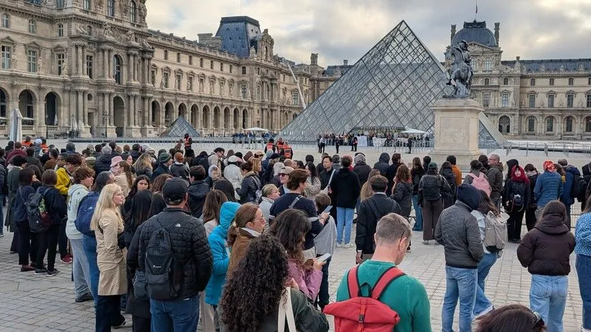 Students block access to Louvre Museum in support of high school protests